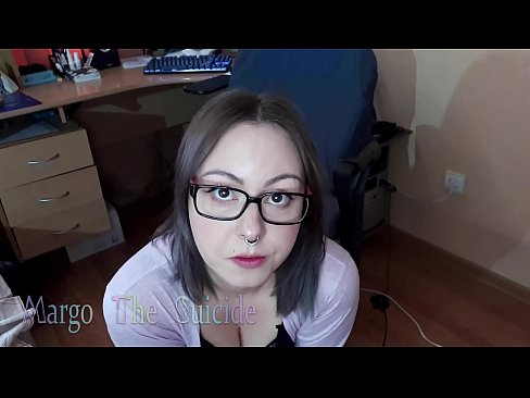 ❤️ Sexig tjej med glasögon suger Dildo djupt på kamera Fuckingvideo at us ❤