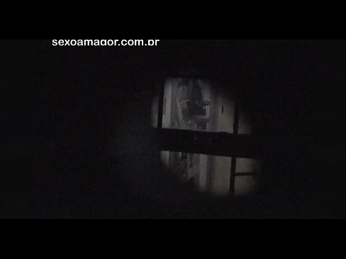 ❤️ Blondie blir hemligt videofilmad av en voyeur från grannskapet gömd bakom ihåliga tegelstenar Fuckingvideo at us ❤