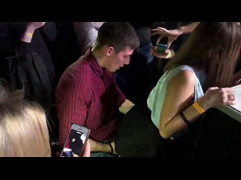 ❤️ Äkta sex på en rysk nattklubb. 18-årig rysk tjej i anus och vagina knullad på en nattklubb. Fuckingvideo at us ❤